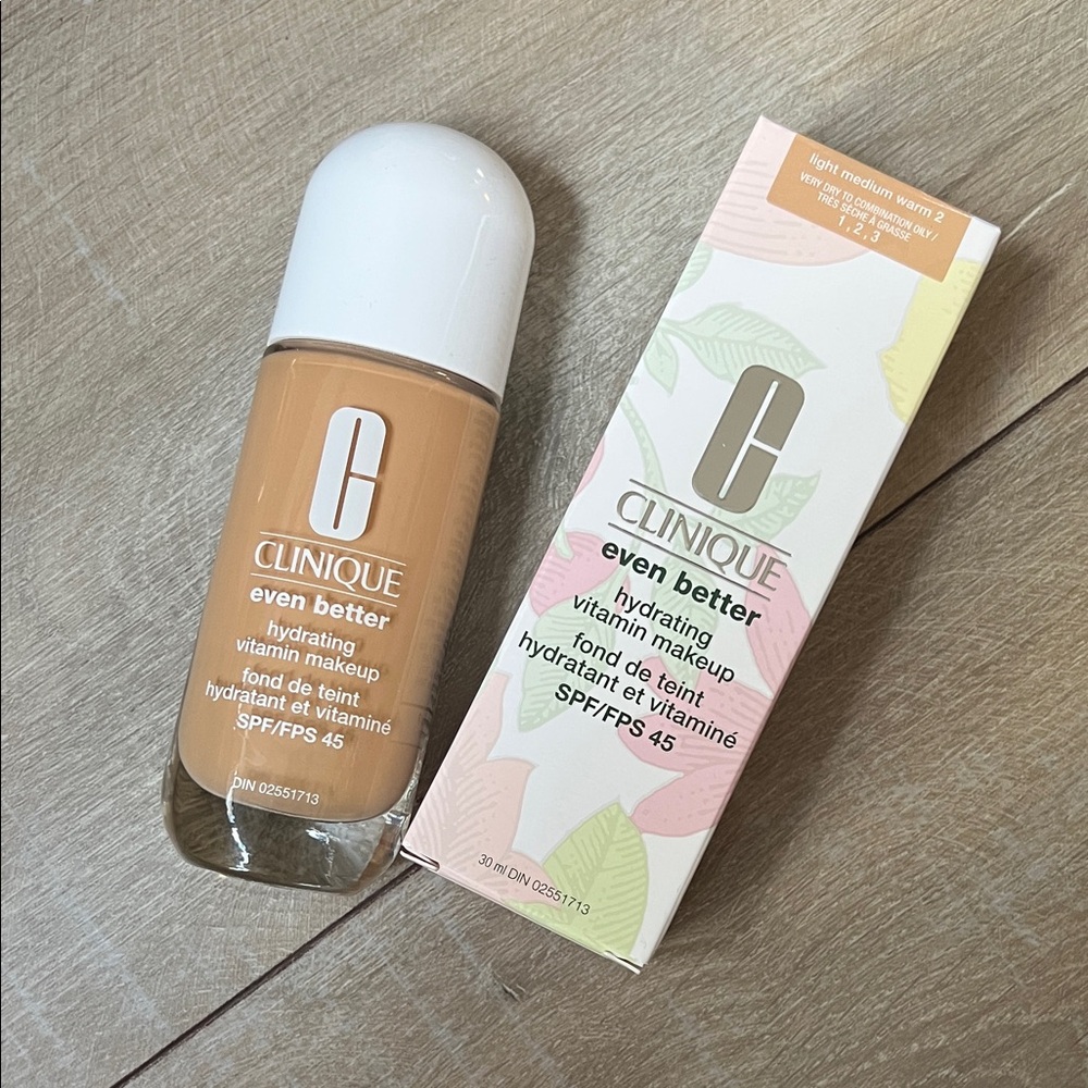 Clinique Even Better Hydrating Vitamin Makeup - Light Medium Warm2, NEW + UNUSED